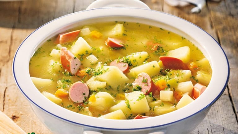Kartoffelsuppe mit Würstchen: In dieser Variante kommen vier Paar Frankfurter Würstchen in die Suppe.
