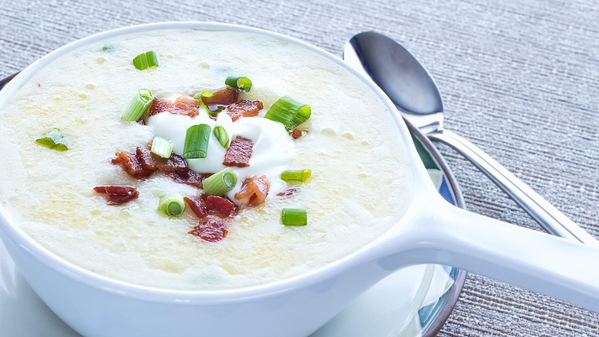 Kartoffelsuppe mit Speck: Der durchwachsene Speck wird zusammen mit Zwiebeln und Lauch angebraten und am Schluss zur Suppe gegeben. Für eine vegetarische Variante kann der Speck auch weggelassen werden.