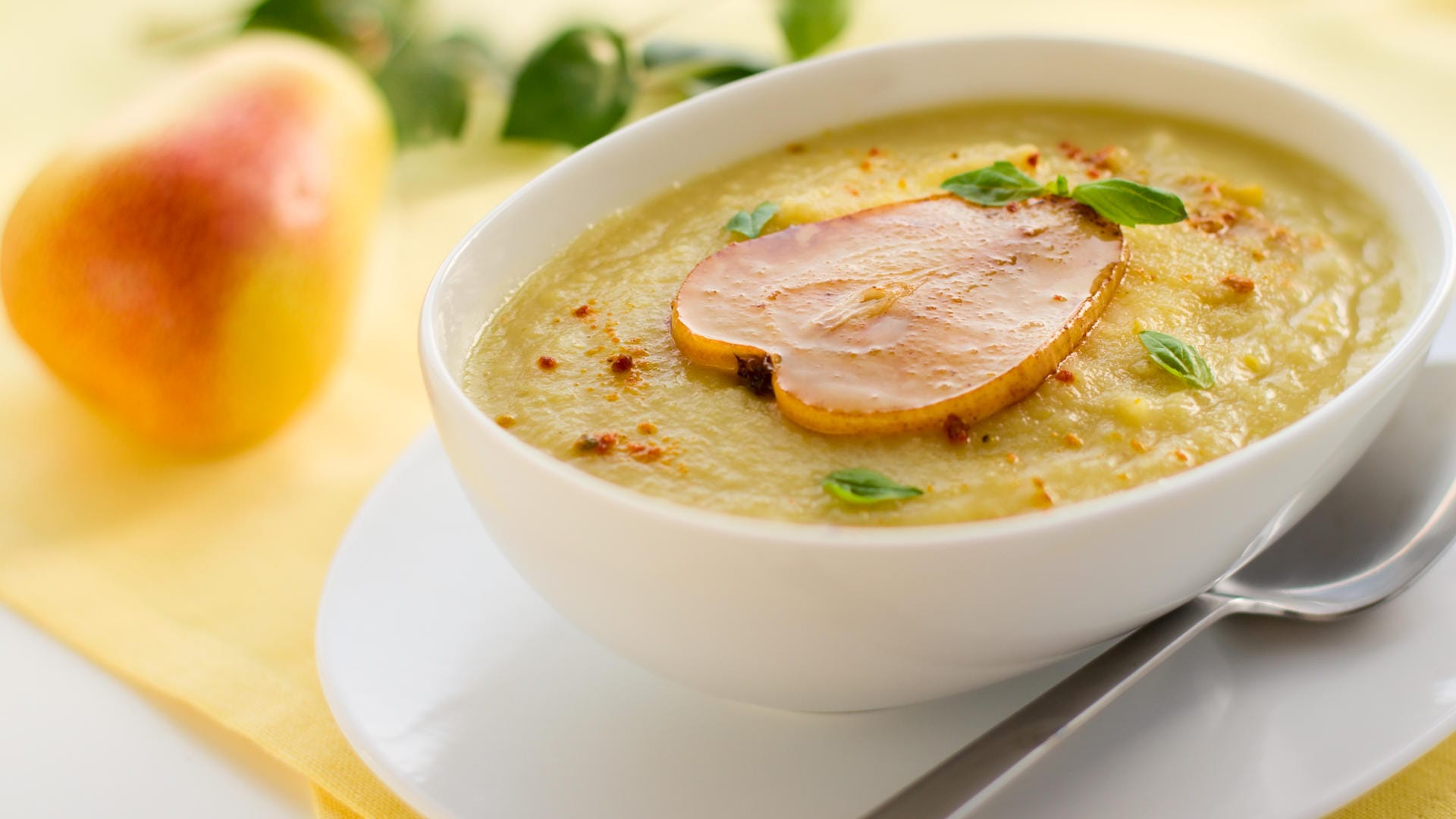 Kartoffelsuppe mit Birnen: Bei der vegetarischen Variante werden die Birnen mit Schale zu der Suppe gegeben.