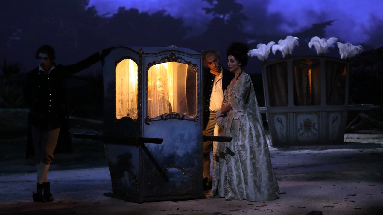 Ingrid Caven als Durchesse de Valselay (l) und Leonie Jenning als Mademoiselle Jensling in "Liberté" von Albert Serra an der Volksbühne Berlin.