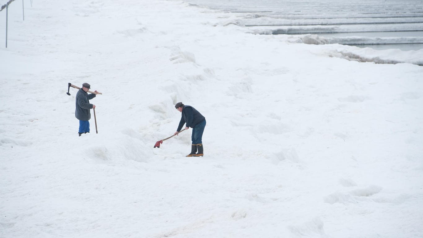 Spürbar Winter: Helfer schlagen auf einem Archivfoto im Ostseebad Koserow Eis. Die besondere Wetterlage könnte zu starken Schneefällen an der Küste führen.