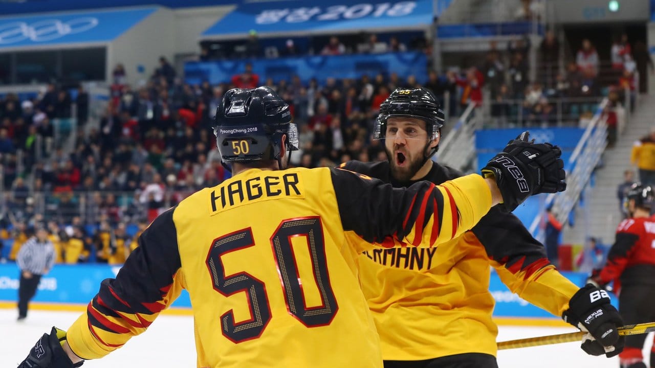 Patrick Hager (l) und Felix Schütz feiern die 4:1-Führung im Halbfinale gegen Kanada.