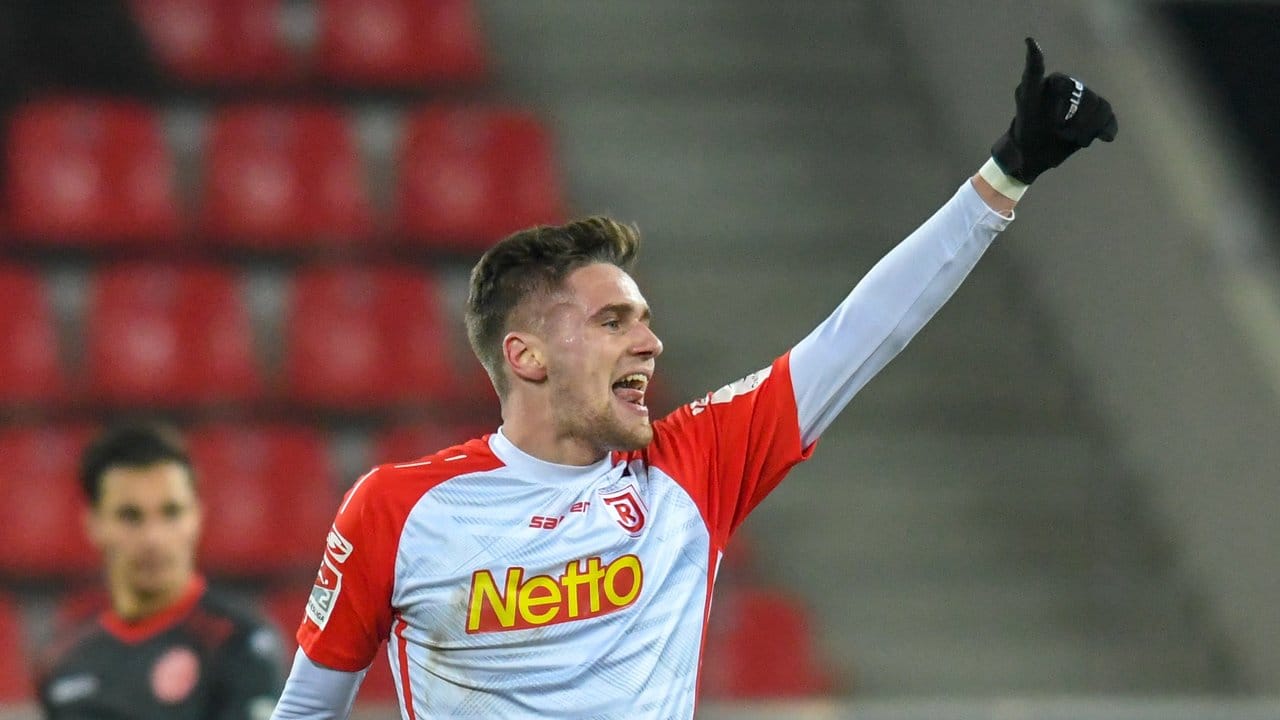 Jonas Nietfeld von Jahn Regensburg jubelt nach seinem Treffer zum 2:3 gegen Fortuna Düsseldorf.