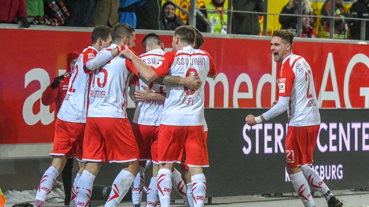 Die Mannschaft von Regensburg jubelt nach dem Treffer zum 4:3 gegen Düsseldorf.
