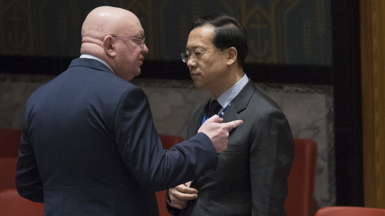 Der russische UN-Botschafter Nebensia zusammen mit dem chinesischen Botschafter bei den Vereinten Nationen, Ma Zhaoxu.