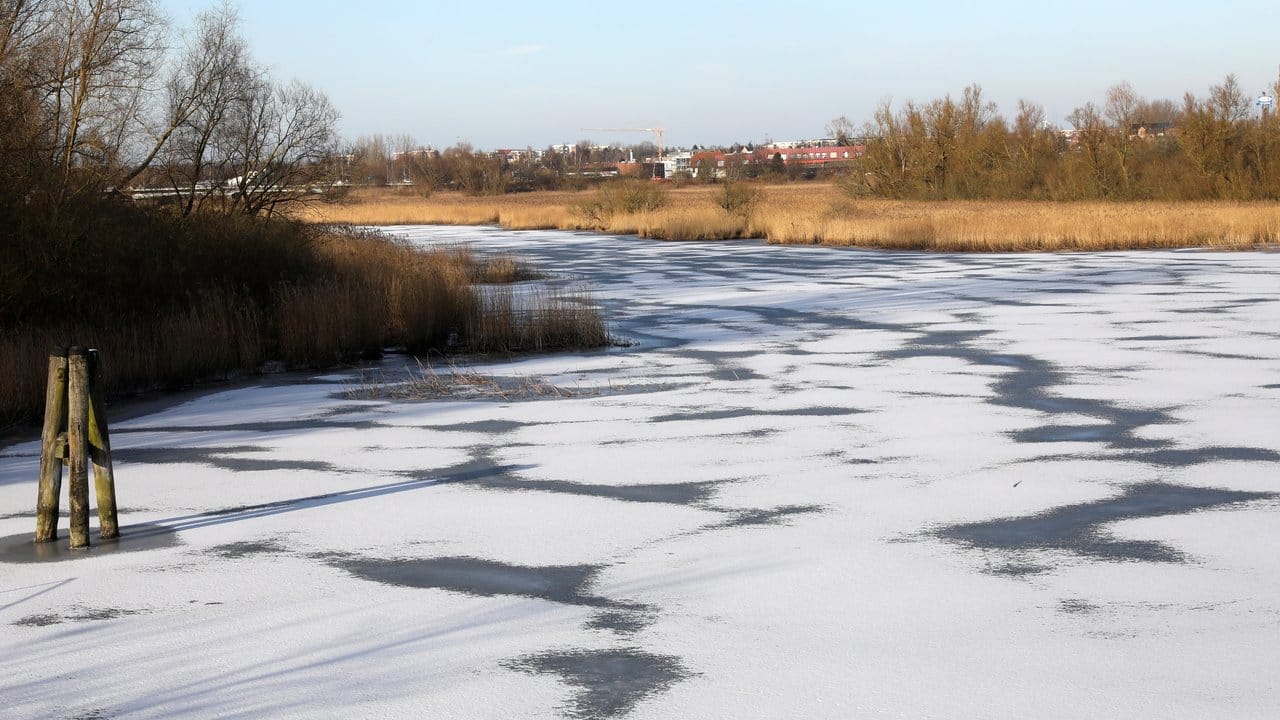 Die mit Eis bedeckte Warnow in Rostock.