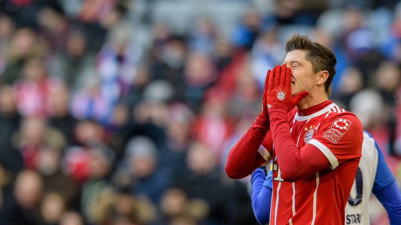 Robert Lewandowski vom FC Bayern München nimmt nach einer vergebenen Torchance die Hände vor sein Gesicht.