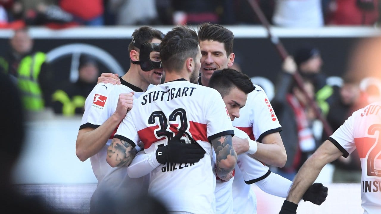 Stuttgarts Christian Gentner (l-r), Daniel Ginczek, Mario Gomez und Erik Thommy jubeln nach dem 1:0.