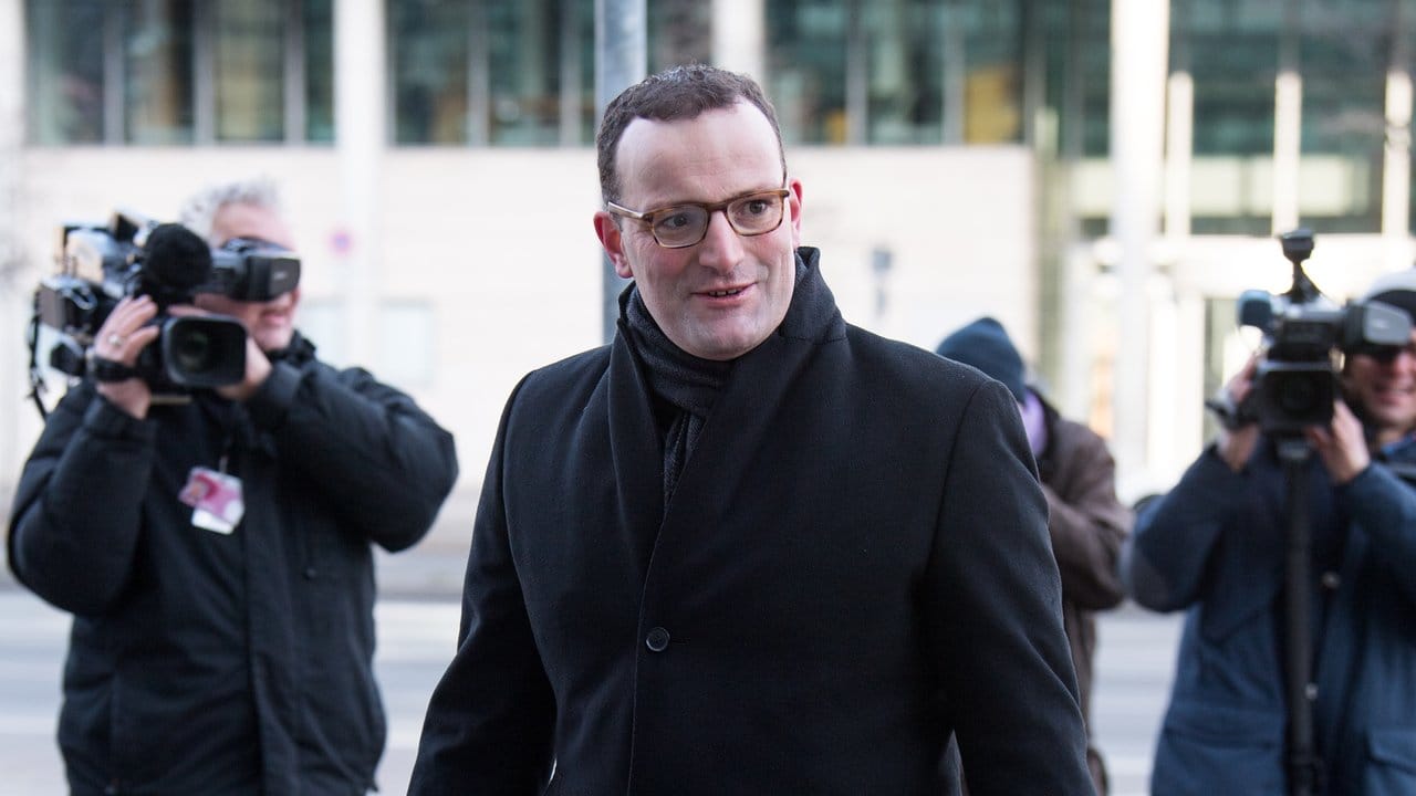 Jens Spahn kommt am Vortag des Bundesparteitags der CDU ins Konrad-Adenauer-Haus.
