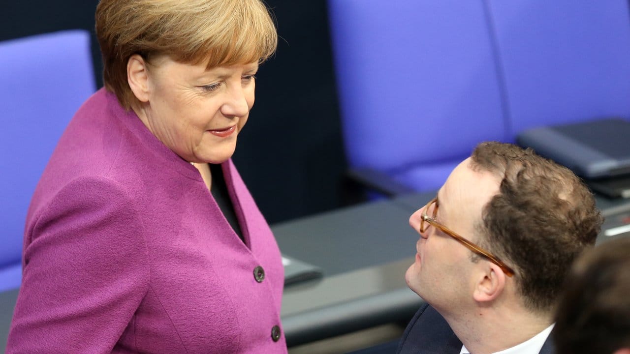 Bundeskanzlerin Angela Merkel im Gespräch mit Jens Spahn.