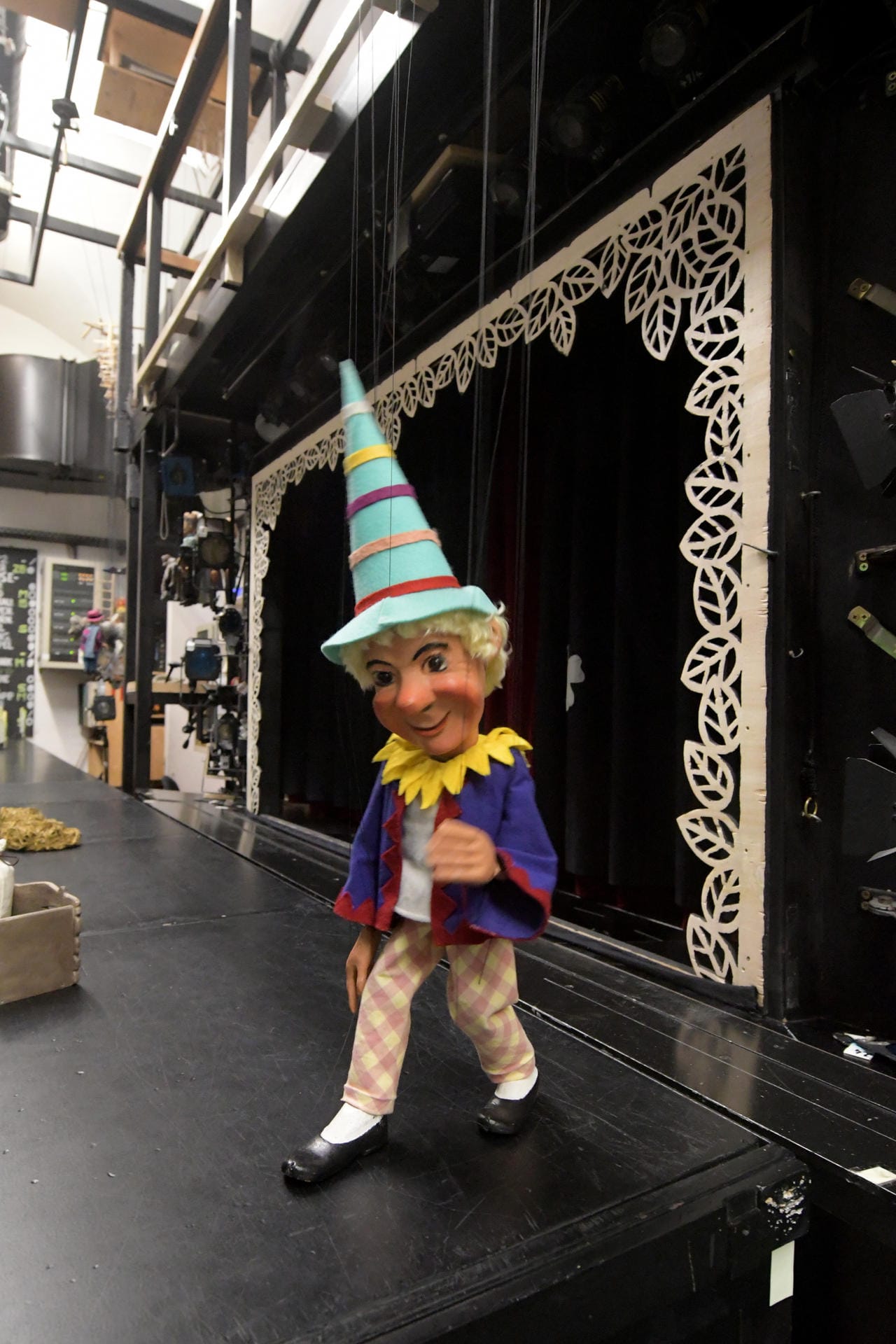 So sieht die Marionette Kasperl dann auf der Bühne aus.