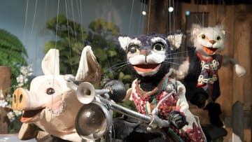 Die Puppenkiste feiert ihren 70. Geburtstag: die Marionetten Paschik (l-r), Kater Mikesch und Maunzerle hängen im Museum der Augsburger Puppenkiste.