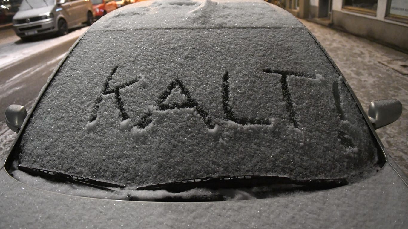 München: Ein Auto mit einer vereisten Windschutzscheibe: Am Wochenende ist die Eiszeit in Deutschland erst einmal vorbei.