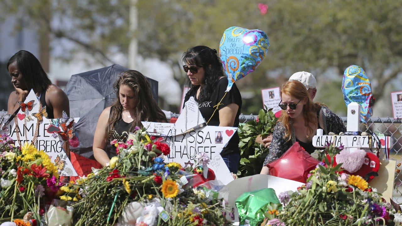 Trauernde legen an der Marjory Stoneman Douglas High School Blumen für die Opfer des Massakers nieder.