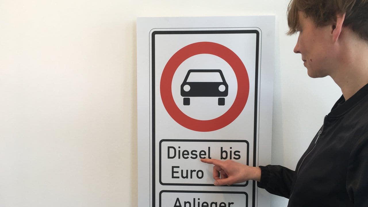 Die Hamburger Umweltbehörde stellte nur einen Tag nach dem Urteil einen Entwurf für Fahrverbotsschilder vor.