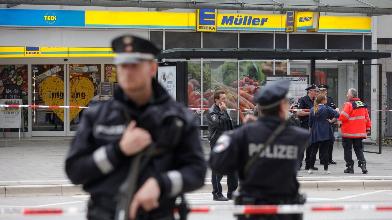 Einsatzkräfte der Polizei sperren nach der Messerattacke im Juli 2017 den Tatort in Hamburg ab.