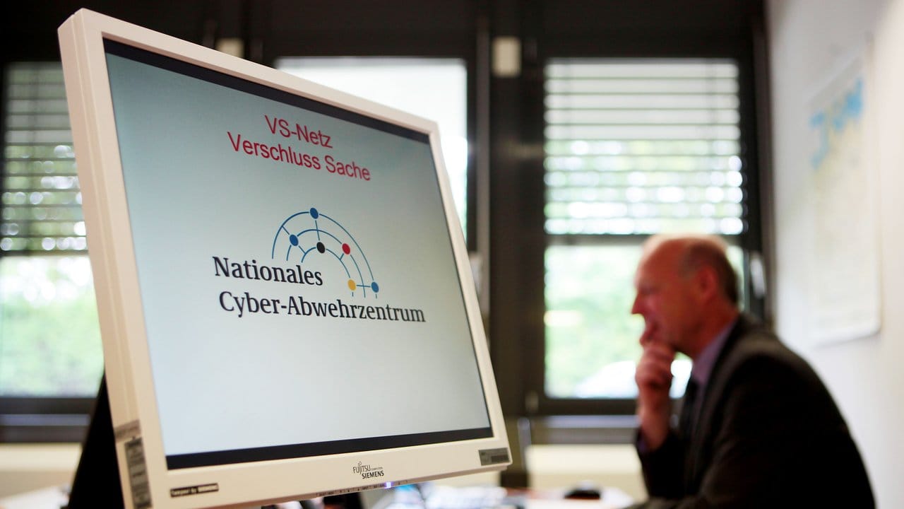 Nationales Cyber-Abwehrzentrum in Bonn: Die deutschen Sicherheitsbehörden haben den Hackerangriff laut Bundesregierung inzwischen unter Kontrolle. Nationales Cyber-Abwehrzentrum in Bonn: Die deutschen Sicherheitsbehörden haben den Hackerangriff laut Bundesregierung inzwischen unter Kontrolle.