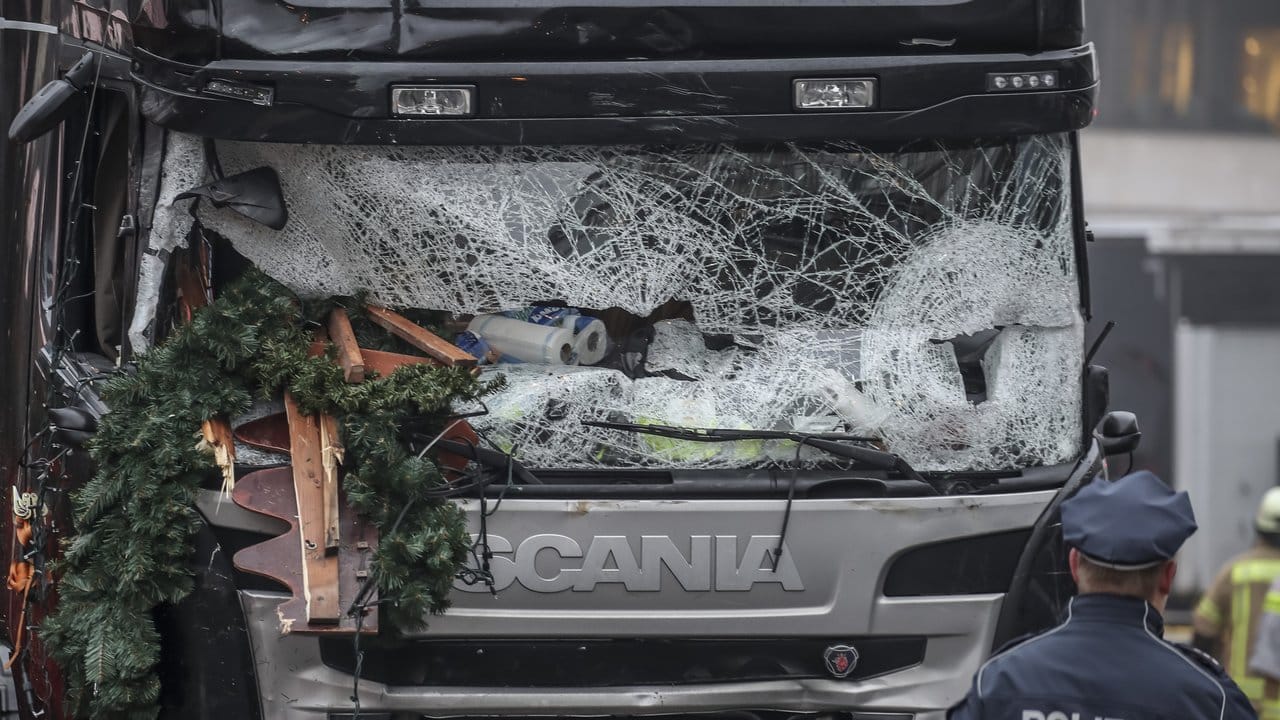 Todes-Lkw: Der von Anis Amri gekaperte Sattelschlepper nach dem Anschlag. Todes-Lkw: Der von Anis Amri gekaperte Sattelschlepper nach dem Anschlag.