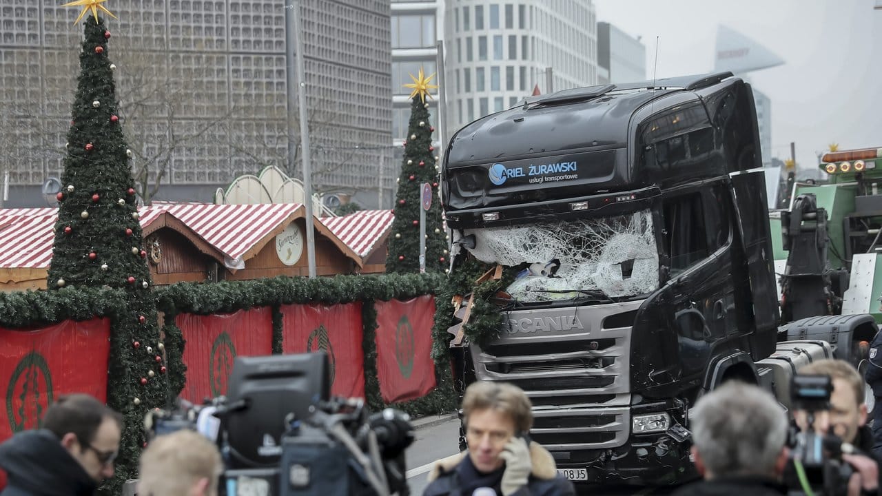 Am Tag danach: Der Lkw, den Amri für seinen Terror benutzte, steht noch auf dem Berliner Breitscheidplatz. Am Tag danach: Der Lkw, den Amri für seinen Terror benutzte, steht noch auf dem Berliner Breitscheidplatz.