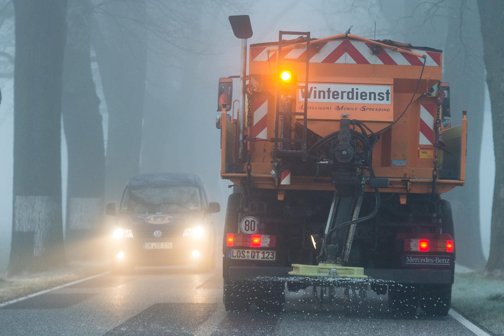 Winterdienst im Einsatz: Am Wochenende drohen vor allem in den Nächten glatte Straßen.