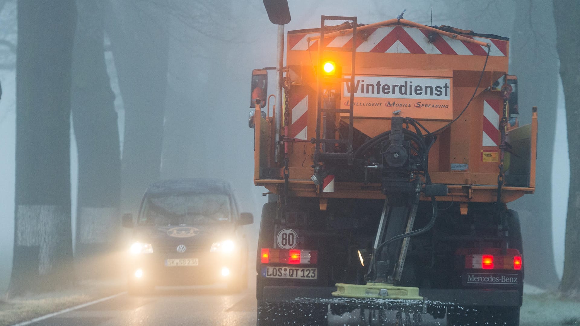 Winterdienst im Einsatz: Am Wochenende drohen vor allem in den Nächten glatte Straßen.