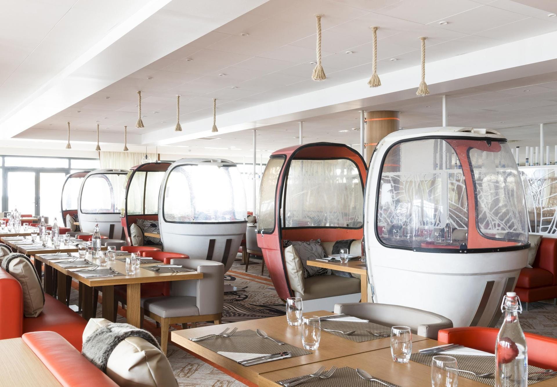 Ausgemusterte Kabinen einer Seilbahn: Im Club Med werden sie zu originellen Sitzmöbeln.