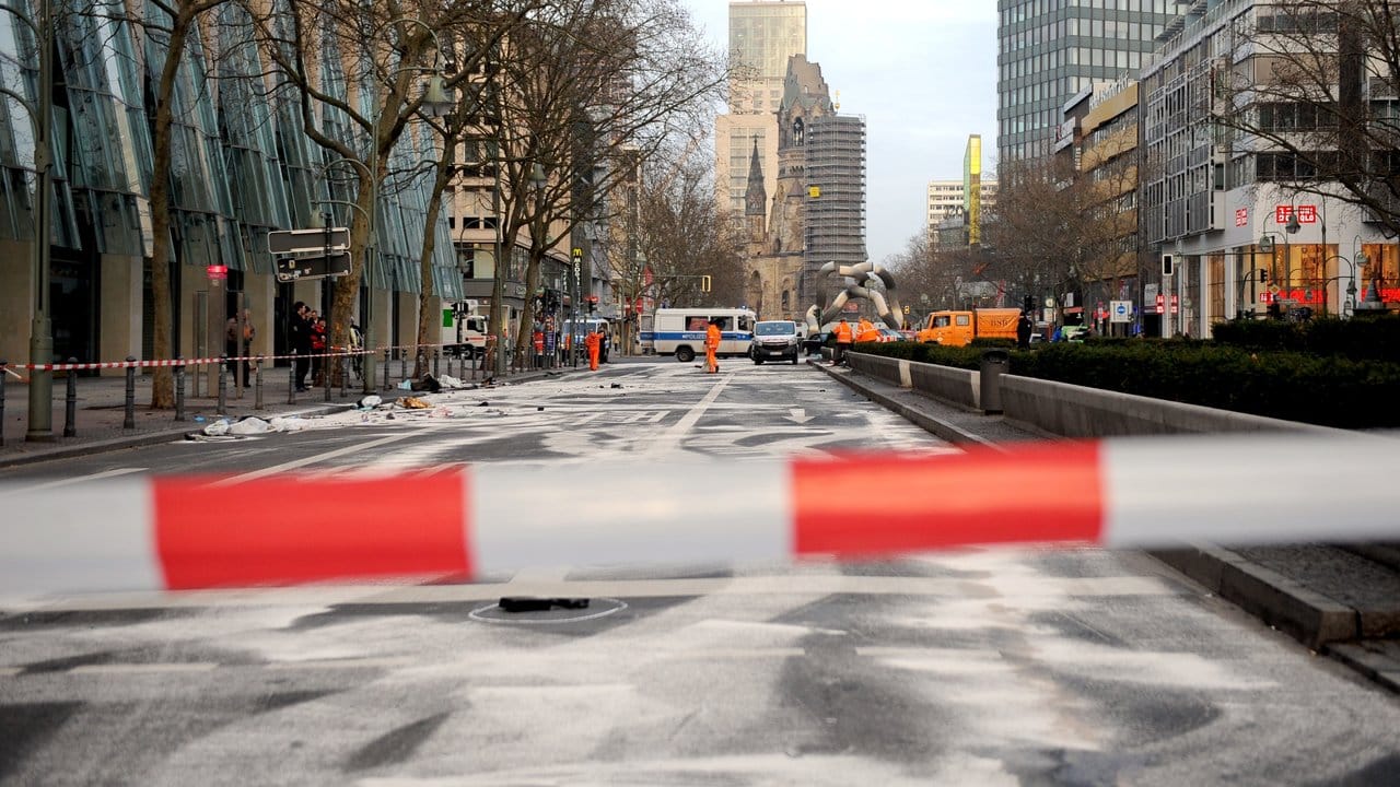 Die damals 24 und 26 Jahre alten Männer waren vor zwei Jahren mit bis zu 170 Kilometern pro Stunde über den Kurfürstendamm gerast. Die damals 24 und 26 Jahre alten Männer waren vor zwei Jahren mit bis zu 170 Kilometern pro Stunde über den Kurfürstendamm gerast.