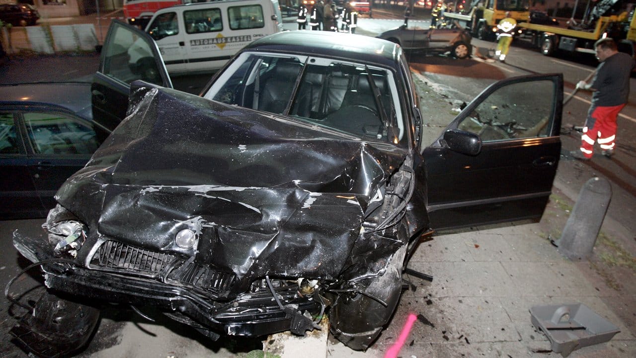 Auch hier führte ein illegales Rennen zum Crash: Autowrack in Wiesbaden. Auch hier führte ein illegales Rennen zum Crash: Autowrack in Wiesbaden.