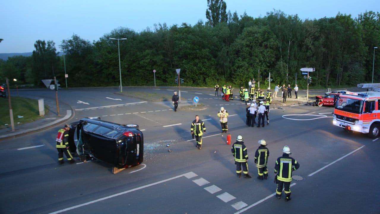 Rettungskräfte untersuchen nach einem illegalen Rennen den Unfallort in Hagen. Rettungskräfte untersuchen nach einem illegalen Rennen den Unfallort in Hagen.