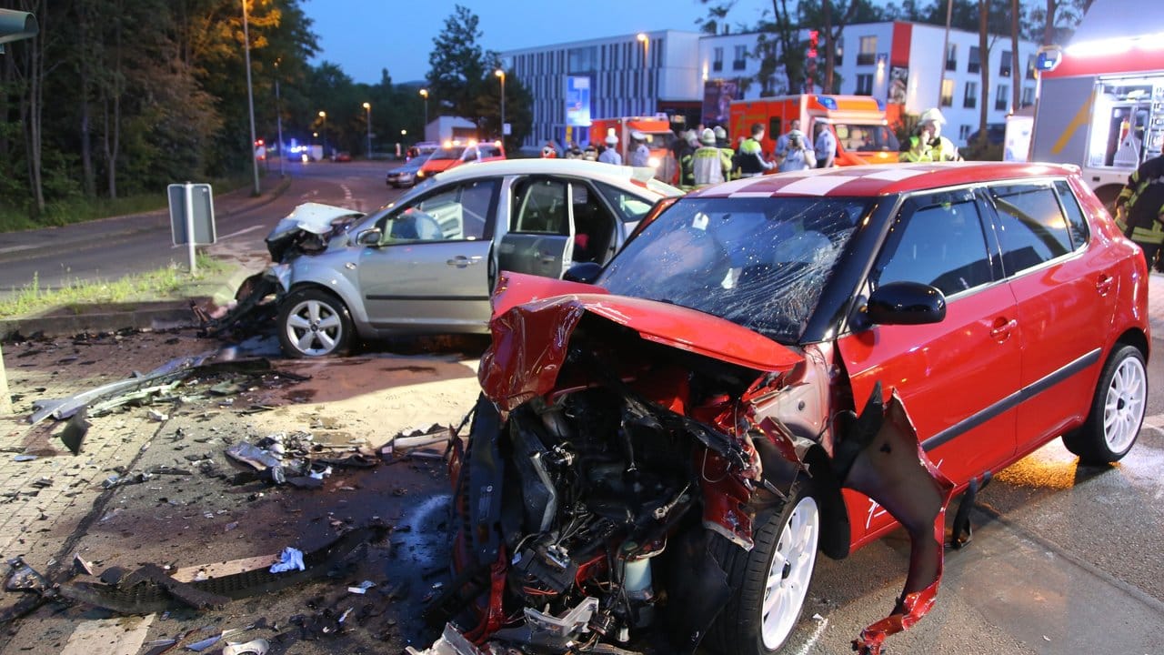 Zerstörte Fahrzeuge nach einem illegalen Autorennen. Zerstörte Fahrzeuge nach einem illegalen Autorennen.