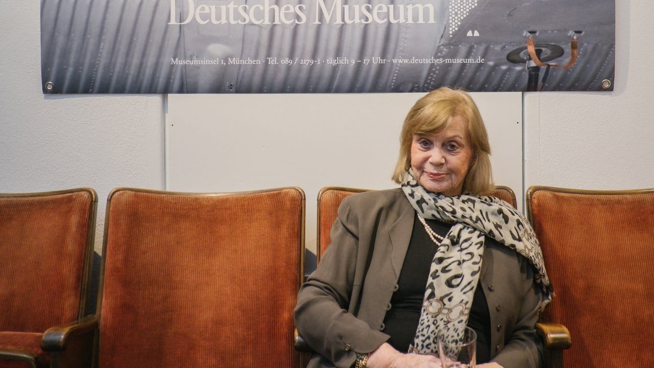 Gundula Fuchsberger in der Ausstellung. Gundula Fuchsberger in der Ausstellung.
