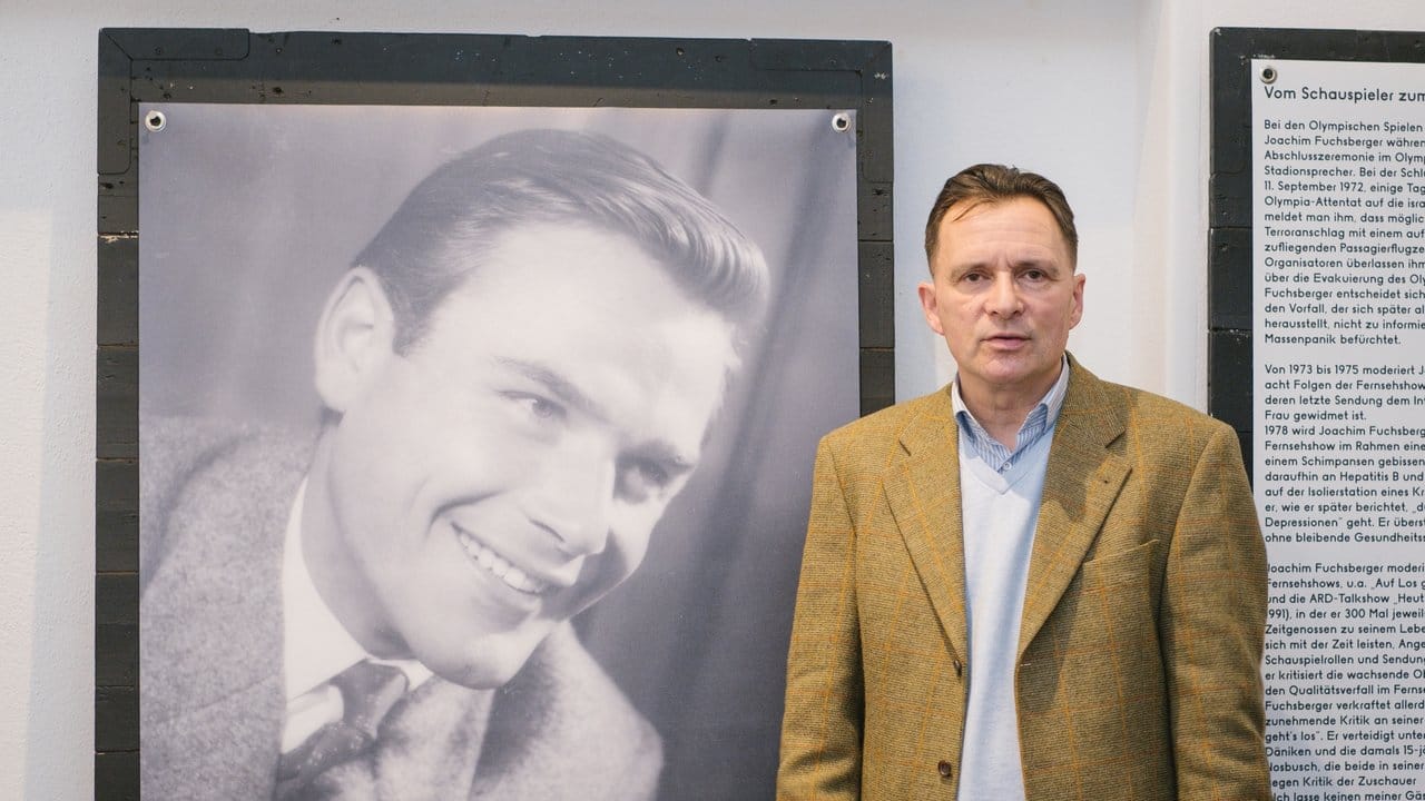 Der Leiter des Theatermuseums, Carsten Niemann, neben einem Porträt Joachim Fuchsbergers. Der Leiter des Theatermuseums, Carsten Niemann, neben einem Porträt Joachim Fuchsbergers.