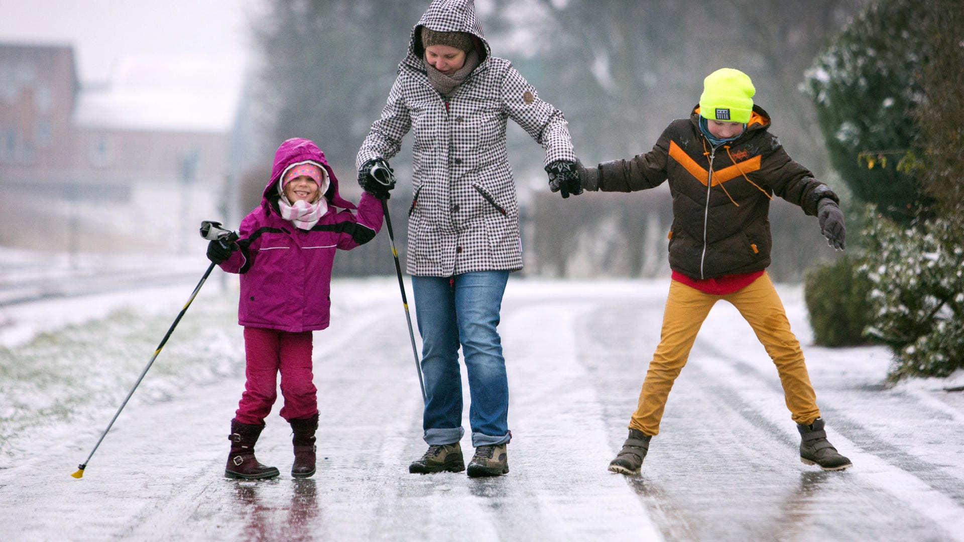 Für Fußgänger ein Spaß, für Autofahrer echt gefährlich. Wetterexperten warnen am Wochenende vor glatten Straßen.