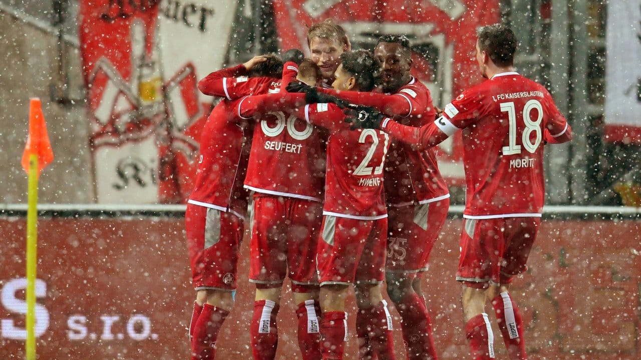 Im Schneetreiben feiern die Spielern von Kaiserslautern das 2:1 gegen Union Berlin. Im Schneetreiben feiern die Spielern von Kaiserslautern das 2:1 gegen Union Berlin.