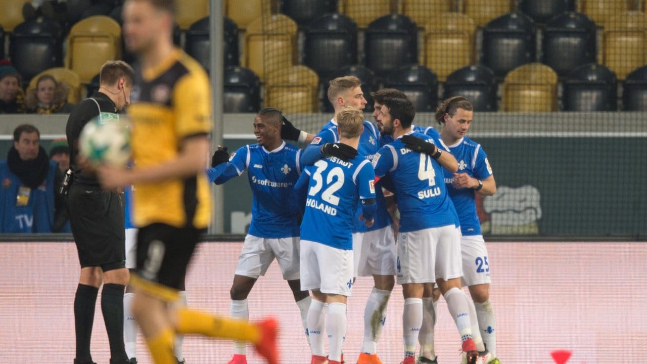 Die Spieler von Darmstadt 98 jubeln im Stadion von Dynamo Dresden über den Treffer zum 1:0. Die Spieler von Darmstadt 98 jubeln im Stadion von Dynamo Dresden über den Treffer zum 1:0.