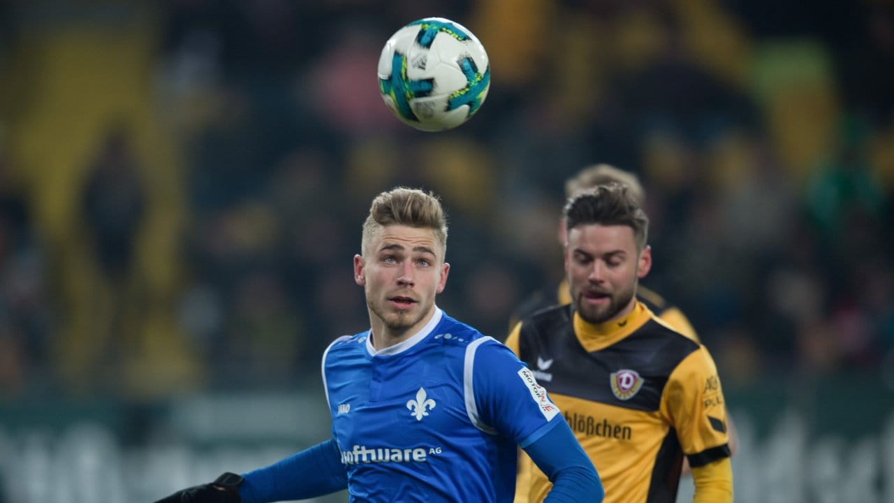Darmstadts Felix Platte (l) im Duell gegen Dynamos Niklas Kreuzer. Darmstadts Felix Platte (l) im Duell gegen Dynamos Niklas Kreuzer.