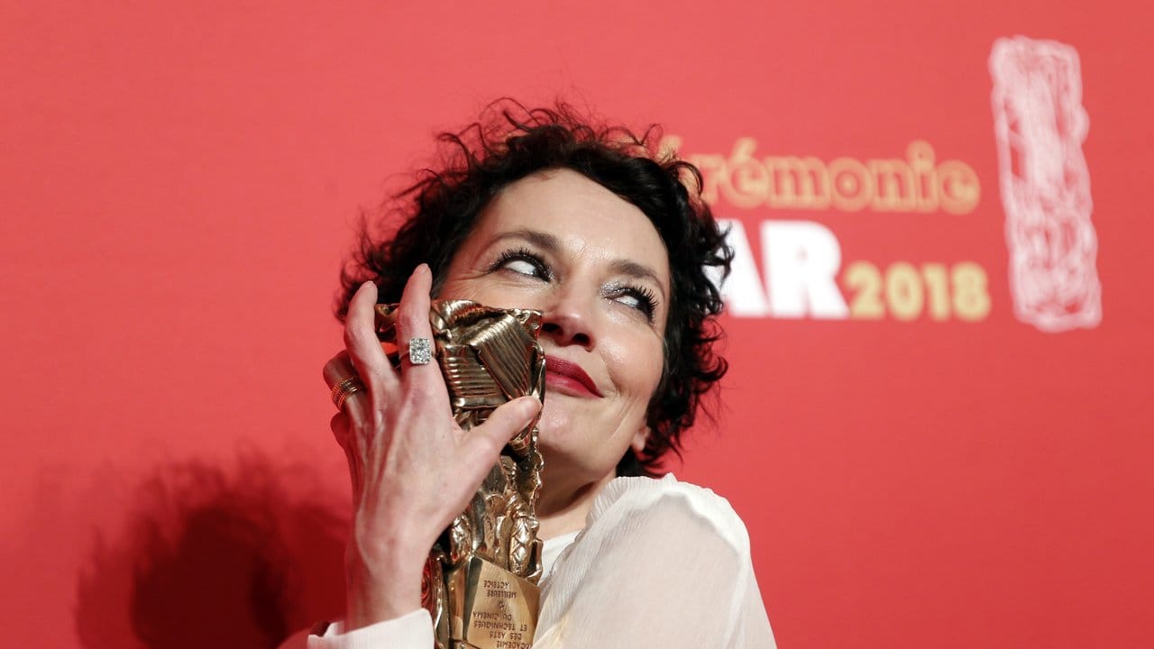 Jeanne Balibar erhielt die Auszeichnung als beste Schauspielerin für "Barbara". Jeanne Balibar erhielt die Auszeichnung als beste Schauspielerin für "Barbara".