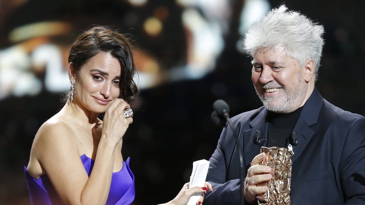 Penélope Cruz bekam den Ehren-César von Pedro Aldomovar überreicht. Penélope Cruz bekam den Ehren-César von Pedro Aldomovar überreicht.