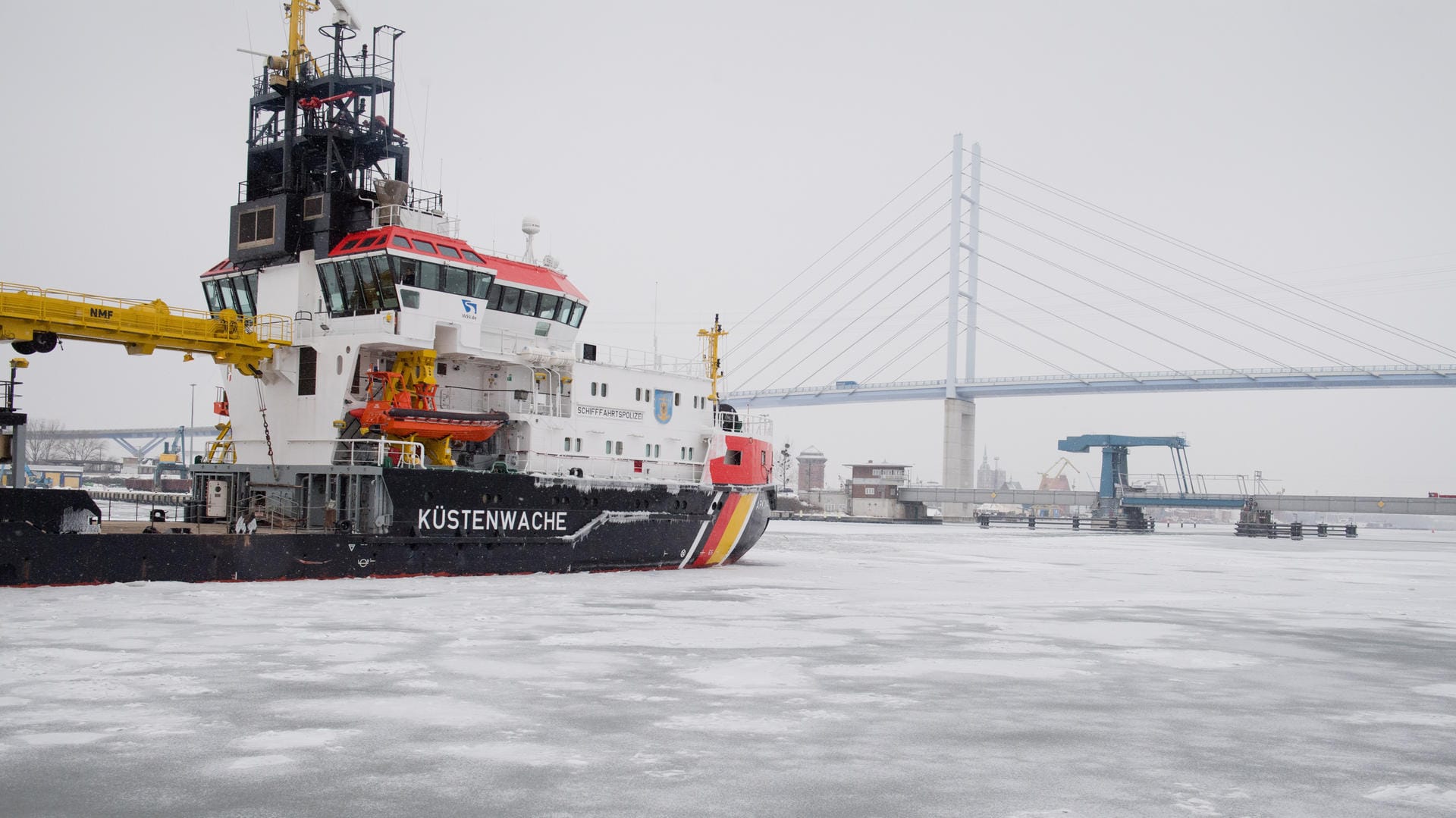 Mecklenburg-Vorpommern, Stralsund: Der Eisbrecher Arkona fährt durch das Fahrwasser im Strelasund in den Hafen. In einigen Teilen der Ostsee Mecklenburg-Vorpommerns hat sich bis zu 30 Zentimeter dickes Eis gebildet.