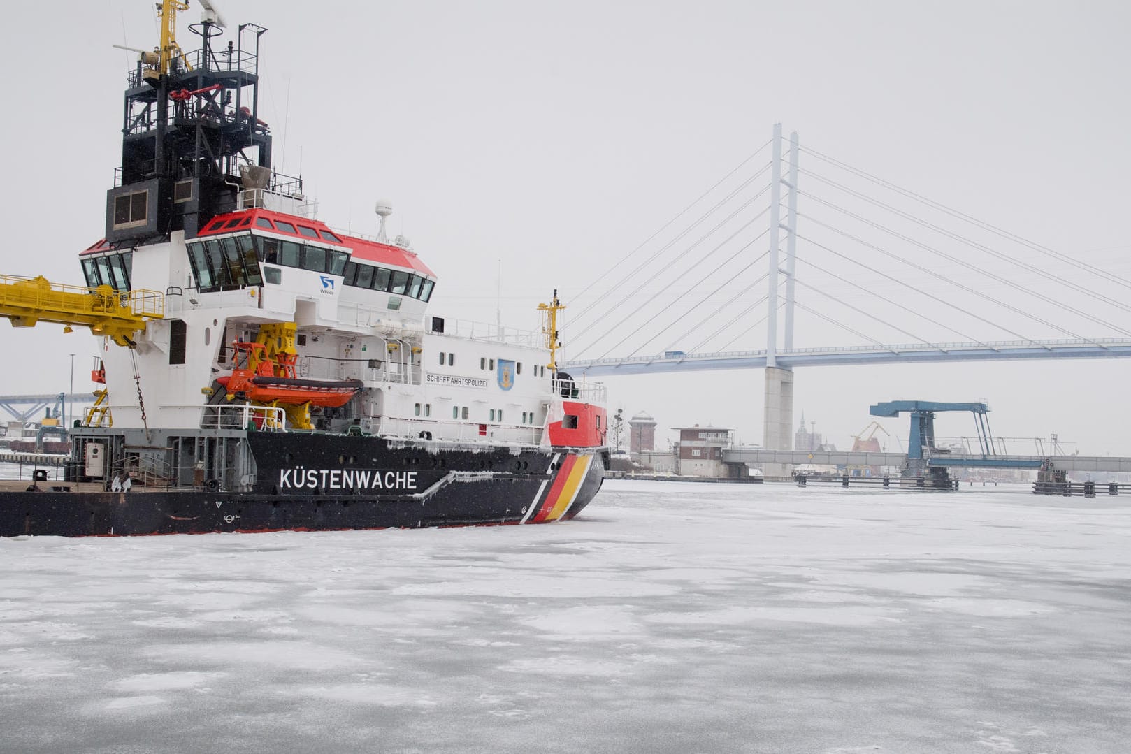 Mecklenburg-Vorpommern, Stralsund: Der Eisbrecher Arkona fährt durch das Fahrwasser im Strelasund in den Hafen. In einigen Teilen der Ostsee Mecklenburg-Vorpommerns hat sich bis zu 30 Zentimeter dickes Eis gebildet.