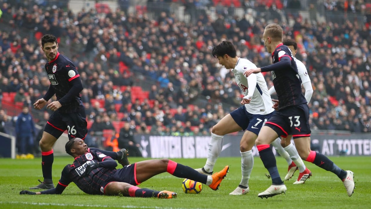 Tottenhams Heung-Min Son (Mitte) steuerte beide Treffer zum Sieg gegen Huddersfield bei.