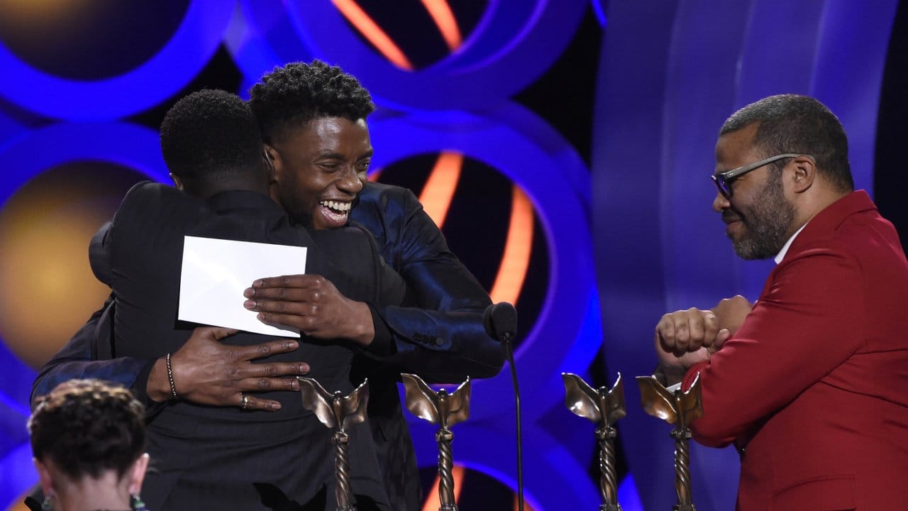 Unbändige Freude bei den Schauspielern Chadwick Boseman (l-r) und Daniel Kaluuya sowie "Get Out"-Regisseur Jordan Peele. Unbändige Freude bei den Schauspielern Chadwick Boseman (l-r) und Daniel Kaluuya sowie "Get Out"-Regisseur Jordan Peele.