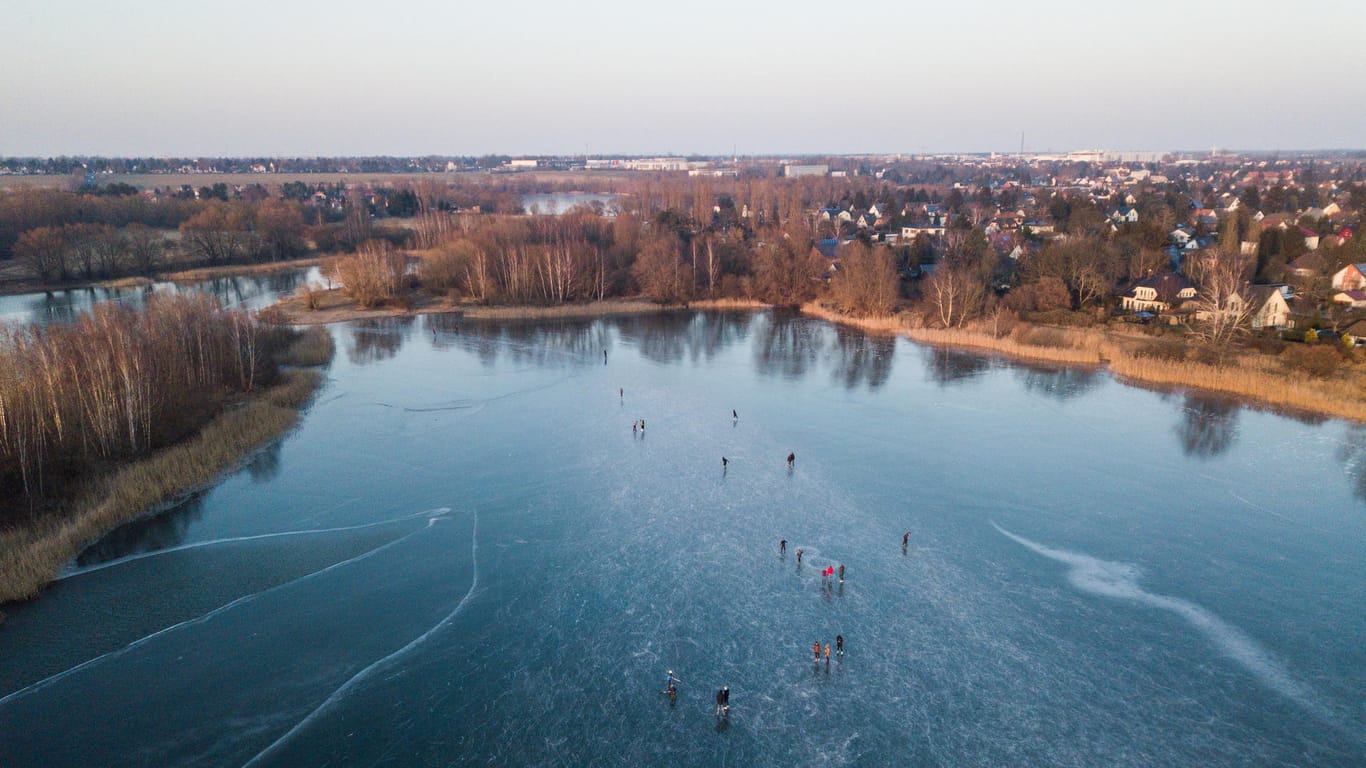 Zugefrorener See in Berlin: Langsam wird es wieder wärmer in Deutschland.