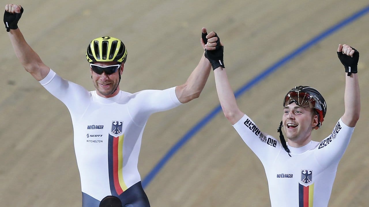 Roger Kluge (l) und Theo Reinhardt jubeln nach ihrem Sieg im Madison. Roger Kluge (l) und Theo Reinhardt jubeln nach ihrem Sieg im Madison.