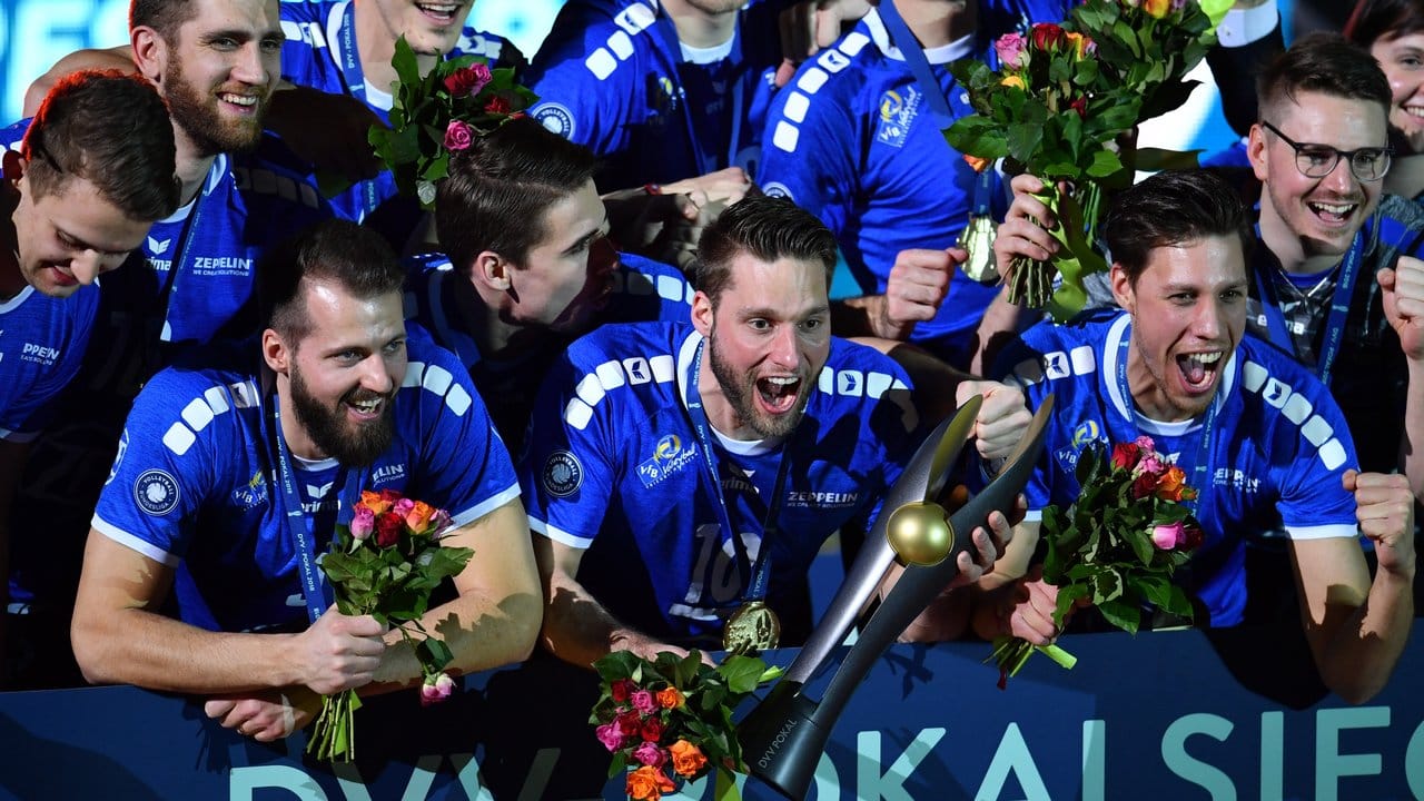 Die Volleyball-Spieler vom VfB Friedrichshafen feiern ihren 15. Die Volleyball-Spieler vom VfB Friedrichshafen feiern ihren 15.