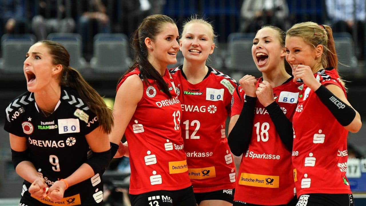Die Spielerinnen vom Dresdner SC feiern nach dem Sieg über den VC Wiesbaden. Die Spielerinnen vom Dresdner SC feiern nach dem Sieg über den VC Wiesbaden.