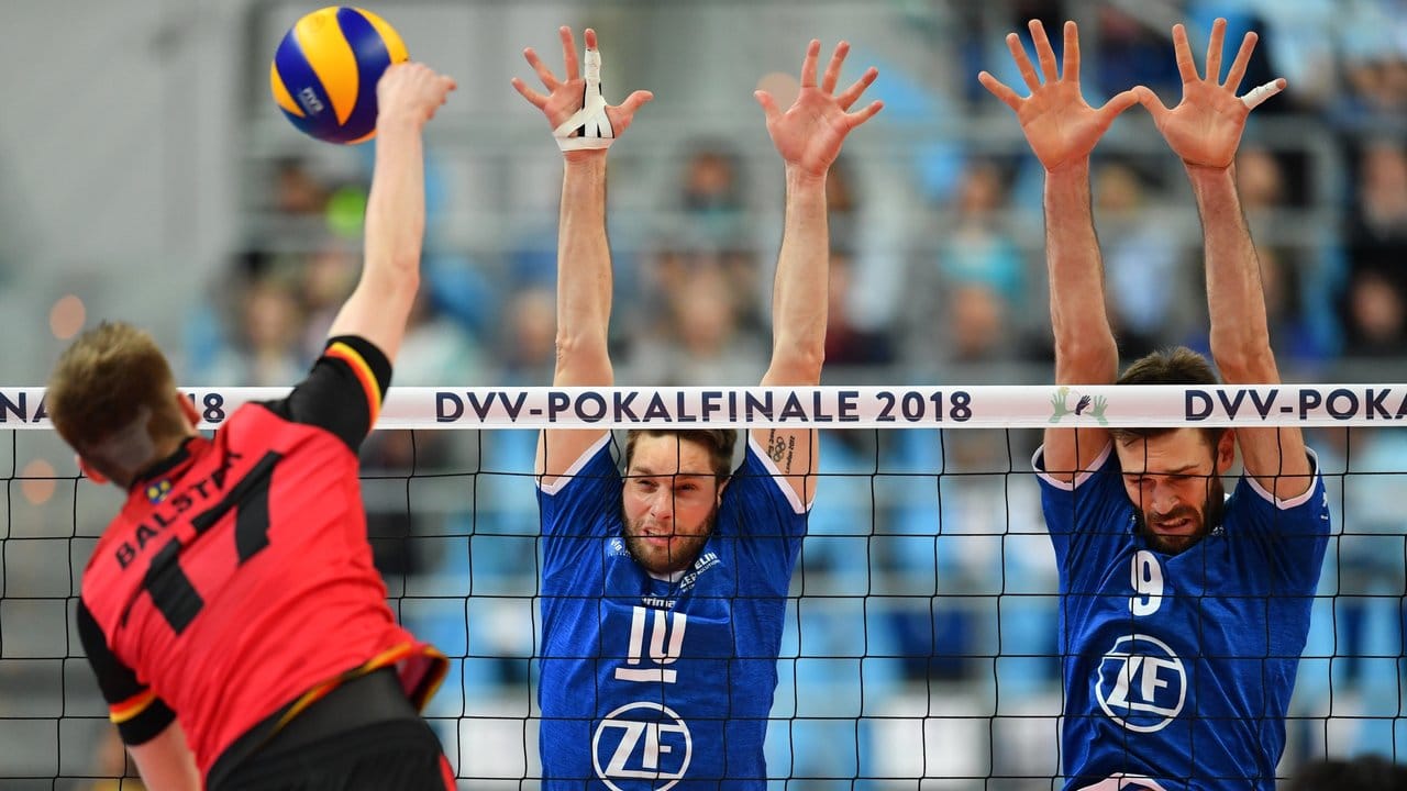 Die beiden Friedrichshafener Simon Tischer (M) und Philipp Collin versuchen einen Ball von Bühls Corbin Balster zu blocken. Die beiden Friedrichshafener Simon Tischer (M) und Philipp Collin versuchen einen Ball von Bühls Corbin Balster zu blocken.