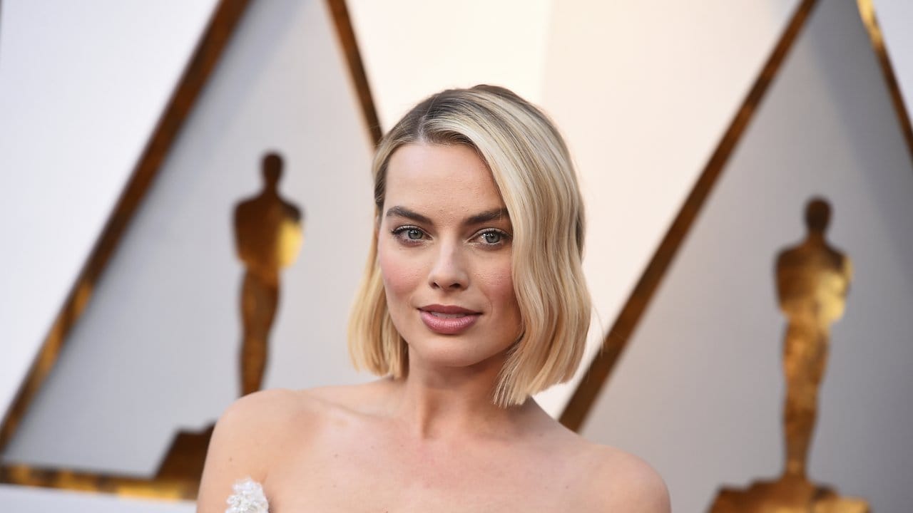 Margot Robbie trägt ein Kleid von Chanel.
