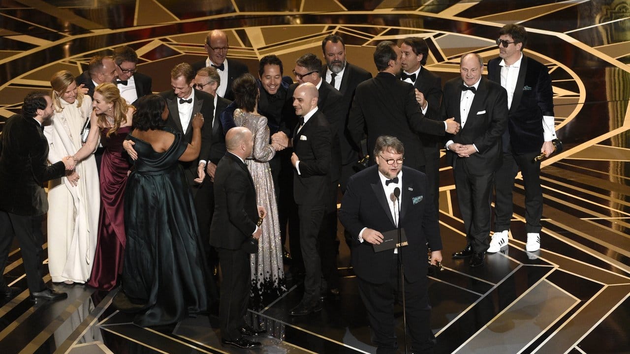 Guillermo del Toro nimmt den Oscar für den besten Film entgegen.