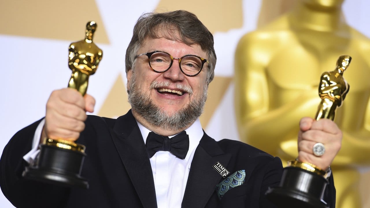 Guillermo del Toro ("Shape of Water") mit seinen Oscars für den besten Film und die beste Regie.